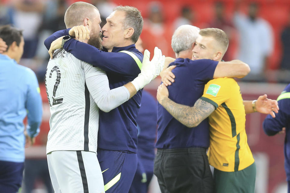 Los jugadores de Australia festejan la victoria 5-4 sobre Perú por penales en el repechaje intercontinental por una plaza a la Copa Mundial, en Al Rayyan, Qatar, el lunes 13 de junio de 2022. (AP Foto/Hussein Sayed)