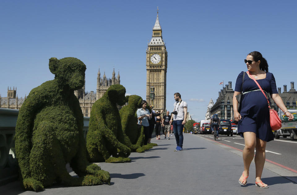 Passanten auf der Londoner Westminster Bridge staunen nicht schlecht über die Affenfiguren aus Moos, mit denen das Unternehmen „The Body Shop“ auf bedrohte Tierarten aufmerksam machen will. (Bild: AP Photo/Kirsty Wigglesworth)