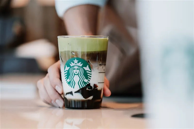 The Starbucks "Shalu Beishi" store has launched a limited drink "Brown Sugar Matcha Kudzu Powder Nadi", and a limited peripheral "Bearista Bear Cup Holder Popcorn Storage Group" must be collected. (Photo/Courtesy of Starbucks)