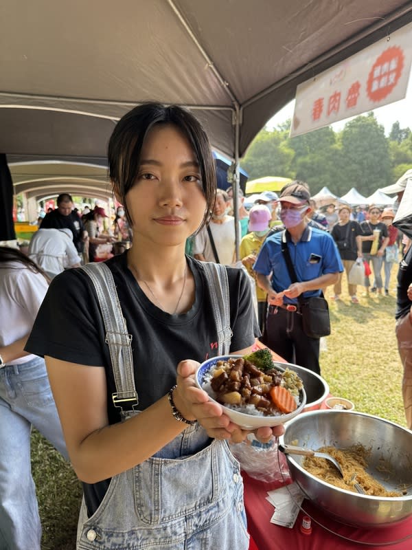 雲林滷肉飯節登場（2） 2023雲林滷肉飯節11日登場，日前在第3屆神級滷肉 飯徵選中獲得專業店家組冠軍的虎尾「魯肉春」擺 攤，攤位前大排長龍，民眾直呼有夠香。  中央社記者姜宜菁攝  112年11月11日 