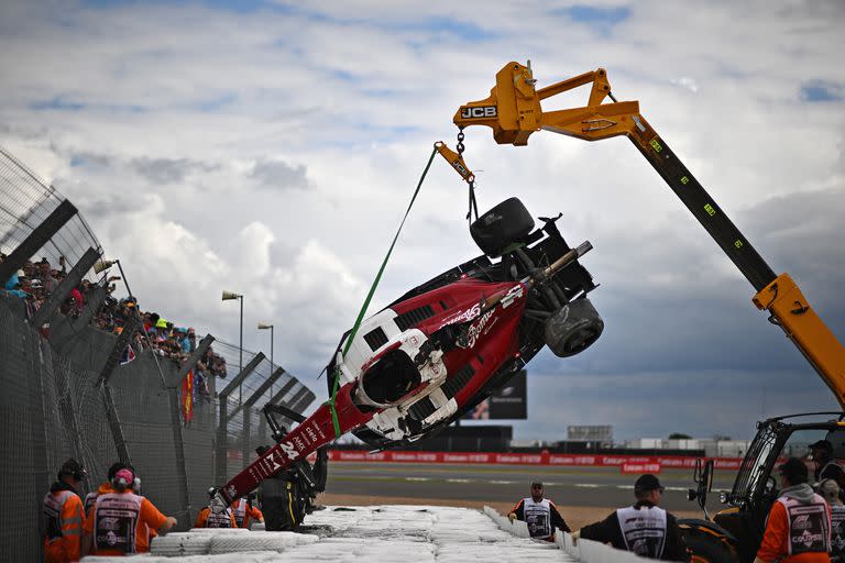 La grúa retira el el auto del piloto chino Guanyu Zhou y queda al descubierto cómo se destruyó la barra antivuelco del Alfa Romeo