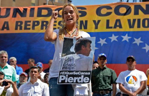 Lilian Tintori, esposa del encarcelado líder opositor Leopoldo López, participa el 4 de marzo de 2014 en una protesta contra el gobierno en Caracas por la libertad de su marido (AFP | Juan Barreto)