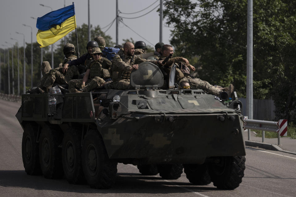 Militares ucranianos viajan en un vehículo blindado en Donetsk, Ucrania, el 28 de agosto de 2022. (Foto AP/Leo Correa)