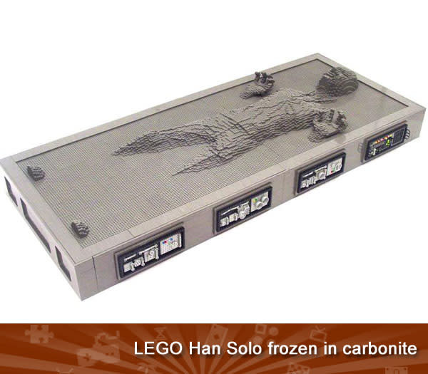 LEGO HAN SOLO CONGELADO EN CARBONITA- Los Han Solo de LEgo no son tan difíciles de conseguir, sólo unos pocos dólares en eBay y puedes adquirir su representación en una minifigura. Pero este Lego Han Solo es un poco más exclusivo: es de tamaño natural, tardó tres meses en ser construido, y contiene cerca de 10.000 bloques de Lego. La estatuilla que representa al héroe después de ser congelado en carbonita para su entrega a Jabba the Hutt, es el sueño de un fan de Star Wars hecho realidad. Aunque de alguna manera creemos que su creador, como Jabba, no va a estar muy dispuesto a renunciar a su decoración favorita.