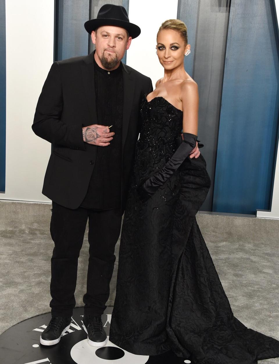 Joel Madden and Nicole Richie both opt for all-black for their date night at the <em>Vanity Fair</em> afterparty.