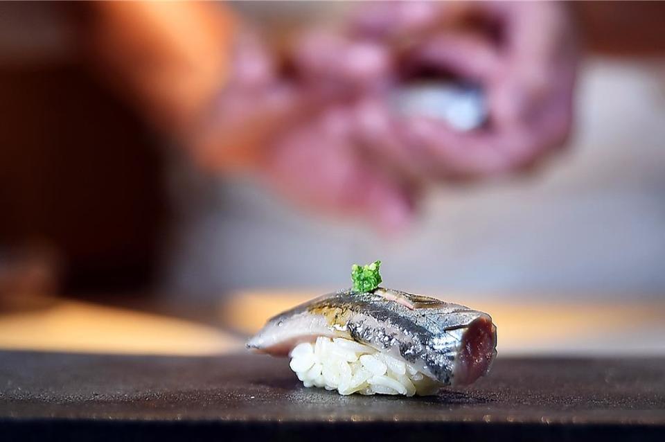 銀皮魚考驗板前師父處理食材的能力，〈鮨荻〉吃得到〈秋刀魚握壽司〉。圖／姚舜