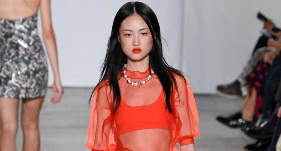 La modelo Jing Wen explicó que en el instituto se avergonzaba de sus pecas pero que ahora las ha aceptado. (Créditos: Getty Images)