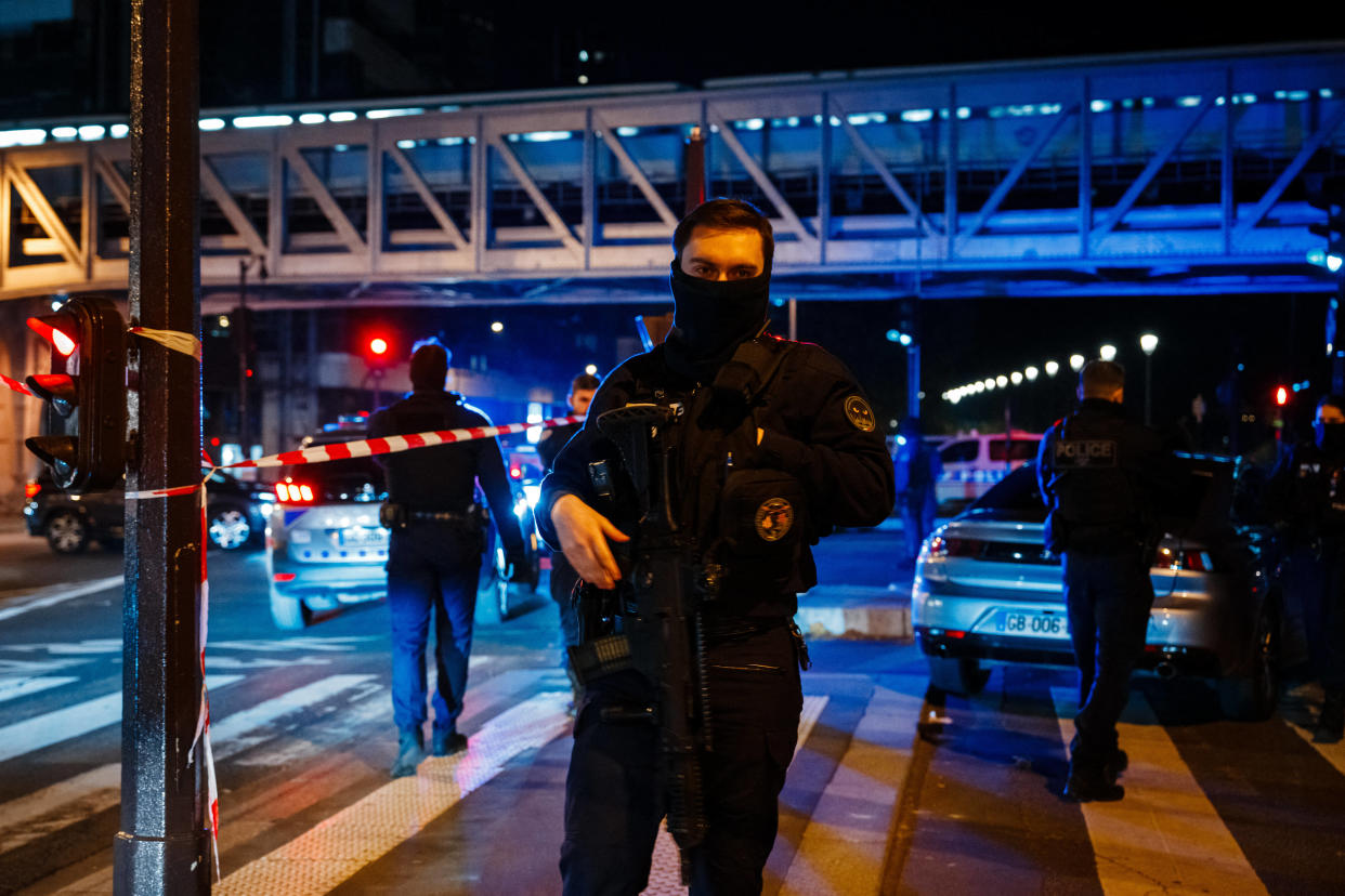 Attaque à Paris : le point sur l’enquête deux jours après les faits (Photo des forces de l’ordre sur les lieux de l’attaque à Paris le 2 décembre 2023) 