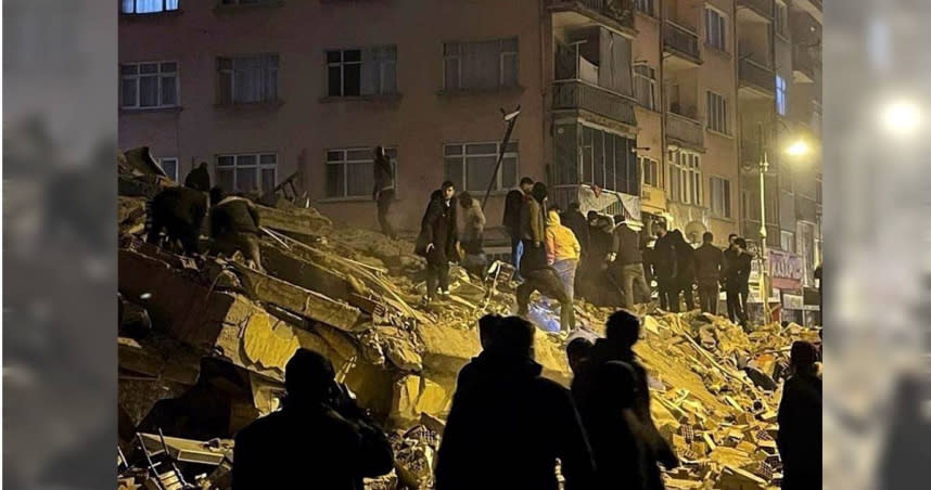 土耳其7.8強震造成南部卡拉曼馬拉斯省（Kahramanmaras）多棟建物倒塌。（圖／美聯社）