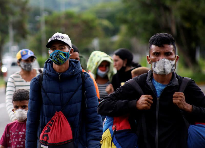 IMAGEN DE ARCHIVO. Migrantes venezolanos caminan hacia la frontera con Colombia, en medio del brote de coronavirus, en San Cristóbal, Venezuela