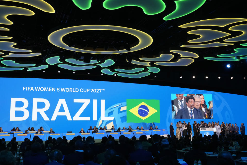 El presidente de la Confederación Brasileña de fútbol, Ednaldo Rodrigues, pronuncia un discurso luego que Brasil obtuviera la sede del Mundial femenino de 2027, el viernes 17 de mayo de 2024, en Bangkok. (AP Foto/Sakchai Lalit)