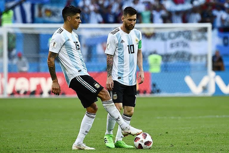 Enzo Pérez y Lionel Messi juntos en la selección; aquí, en un partido por el Mundial Rusia 2018; podrían volver a coincidir en Inter Miami