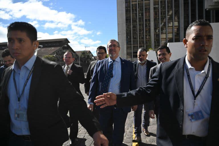 El presidente electo de Guatemala, Bernardo Arévalo, sale del tribunal tras solicitar acceso al expediente contra el partido Movimiento Semilla, en el Palacio de Justicia de Ciudad de Guatemala, el 12 de diciembre de 2023. El presidente electo de Guatemala, Bernardo Arévalo, afirma que el país se enfrenta a un 