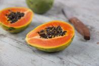 <p><a href="https://www.menshealth.com/es/nutricion-dietetica/a35244646/papaya-fruta-buena-salud/" rel="nofollow noopener" target="_blank" data-ylk="slk:Esta deliciosa fruta exótica" class="link ">Esta deliciosa fruta exótica</a> es baja en calorías y en hidratos de carbono. Con un contenido cercano al 90% en agua, es fuente de nutrientes antioxidantes como los carotenos, <strong>vitamina C, flavonoides, vitaminas del grupo B, los minerales potasio y magnesio, además de fibra.</strong><br><br></p>