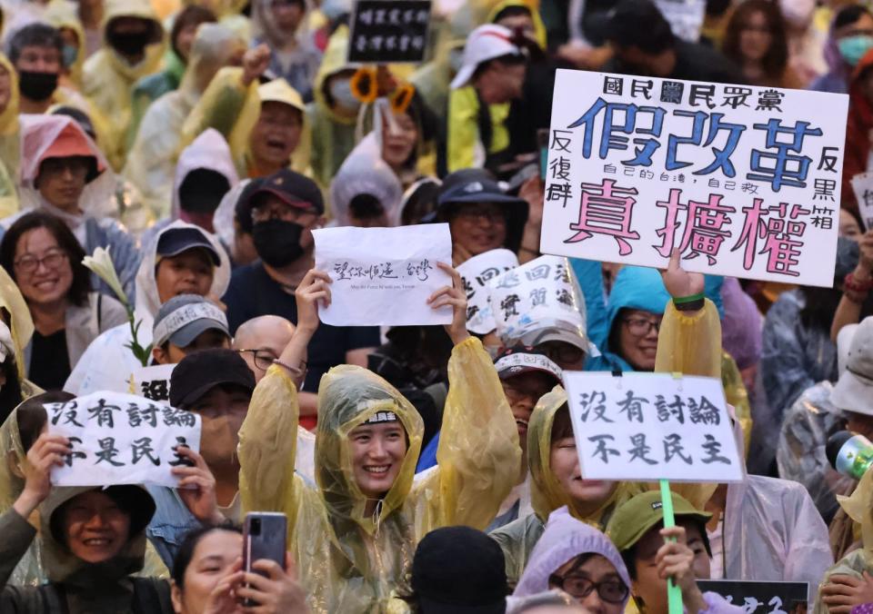 上萬名民眾28日在立院外手持各式標語抗議。林啟弘攝