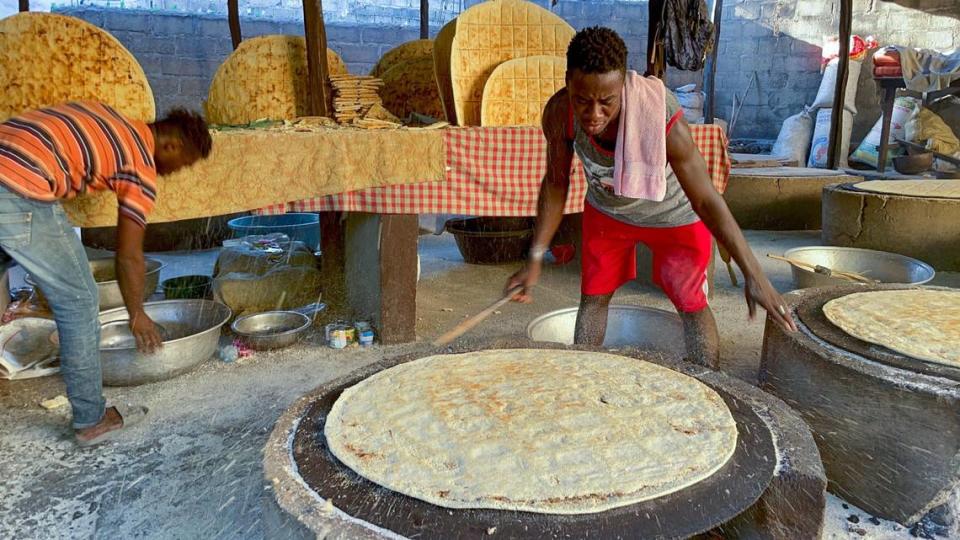 Josnel Pierre prepara kasav en Haití, el viernes 20 de enero de 2023. Este alimento básico, que no lleva grasa ni masa madre, se sigue preparando como hace siglos.