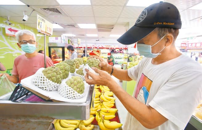 中國大陸海關發出公告，宣稱今年多次在台灣進口的釋迦、蓮霧中驗出有害的「大洋臀紋粉蚧」。圖為民眾選購台灣釋迦。（陳俊吉攝）