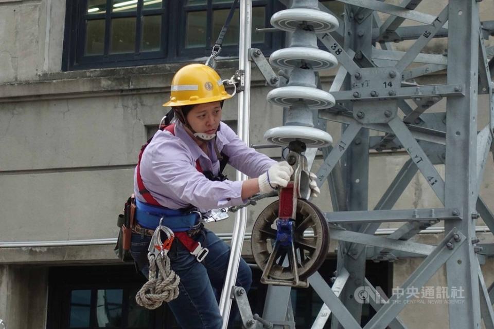 台電公司台中供電營運處彰林一次變電所今天上午故障，一度造成彰化縣福興、秀水及北斗等13個鄉鎮停電以及福興工業區、芳苑工業區停電，經台電搶修後，目前仍有6萬多戶停電。（中央社檔案照）
