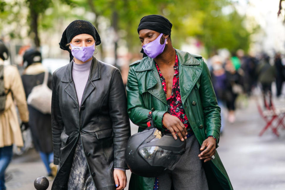 Plus doux pour la peau mais plus filtrant que le coton, le masque en soie est idéal pour l'été (Photo : Edward Berthelot/Getty Images)