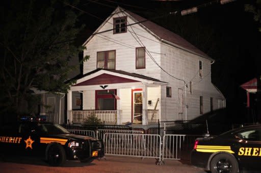 La casa donde estaban secuestradas las tres jóvenes, en una imagen tomada este martes de madrugada en Cleveland (noreste de EEUU). El descubrimiento de tres mujeres secuestradas en una casa de Cleveland, dadas por desaparecidas durante una década, y el arresto de tres hermanos hispanos provocaron estupor ysuscitaron numerosas interrogantes este martes en EEUU. (AFP/Getty Images | Bill Pugliano)