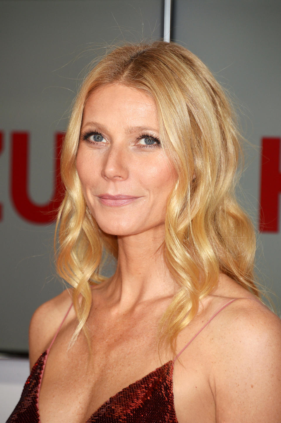 En juillet 2013, cinq mois après avoir révélé sa fausse couche, Gwyneth Paltrow se confie sur les hauts et les bas que traverse son couple. "<em>Le mariage, c'est dur. On vit des moments formidables mais on traverse aussi des moments terribles. On est comme tous les couples, on ne fait pas exception à la règle</em>, déclare-t-elle au magazine <em>Glamour</em>. <em>On rit beaucoup, et aux mêmes blagues. On aime la même musique, et on aime faire les mêmes choses.</em>" Moins d’un an plus tard, en mars 2014, Gwyneth Paltrow officialise sa rupture avec Chris Martin sur son site Goop.com, "<em>le cœur rempli de tristesse</em>". <em>(Photo by Luca Teuchmann/WireImage via Getty Images)</em>