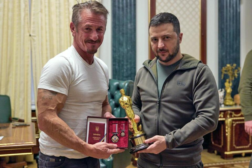 KYIV, UKRAINE - NOVEMBER 08: (----EDITORIAL USE ONLY - MANDATORY CREDIT - "UKRAINIAN PRESIDENCY / HANDOUT" - NO MARKETING NO ADVERTISING CAMPAIGNS - DISTRIBUTED AS A SERVICE TO CLIENTS----) Hollywood actor and film director Sean Penn (L) meets Ukrainian President Vladimir Zelensky (R) as he hands over his own statuette âOscarâ to the Ukrainian president in Kyiv, Ukraine on November 08, 2022. (Photo by Ukrainian Presidency / Handout/Anadolu Agency via Getty Images)