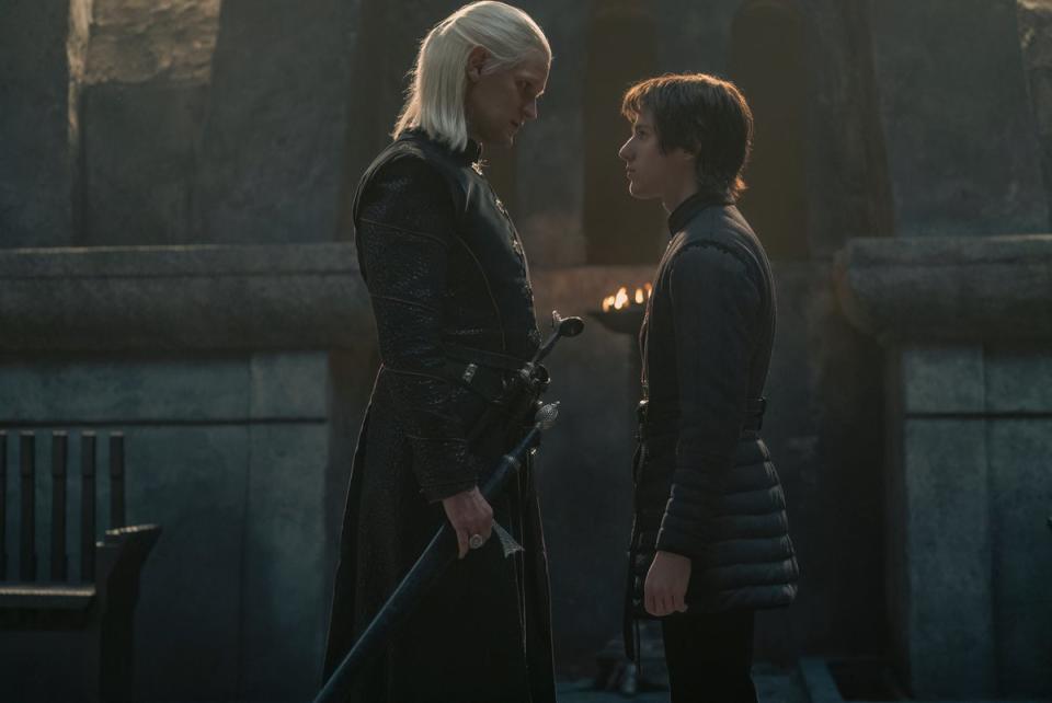 Matt Smith como el príncipe Daemon Targaryen y Harry Collett como el príncipe Jacaerys Velaryon (Sky)