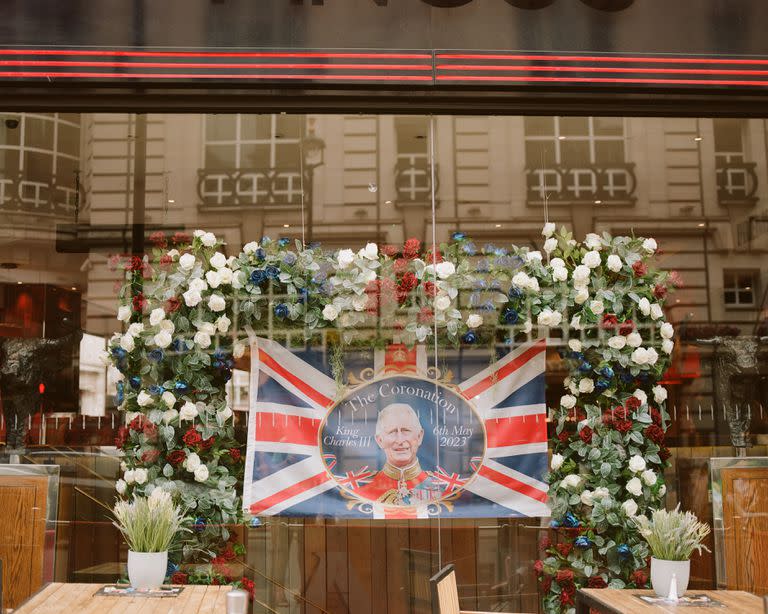 Decoraciones para la coronación del rey Carlos III, en Londres, el 30 de abril de 2023.