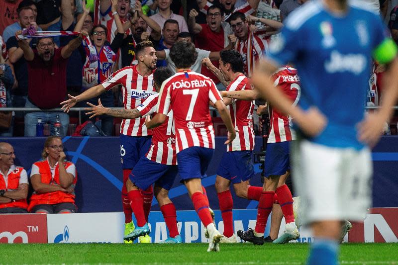 El centrocampista mexicano Héctor Herrera (i) celebra con sus compañeros tras marcar el segundo gol ante la Juventus, durante el partido de la fase de grupos de la Liga de Campeones disputado en el estadio Wanda Metropolitano, en Madrid. EFE/Rodrigo Jiménez