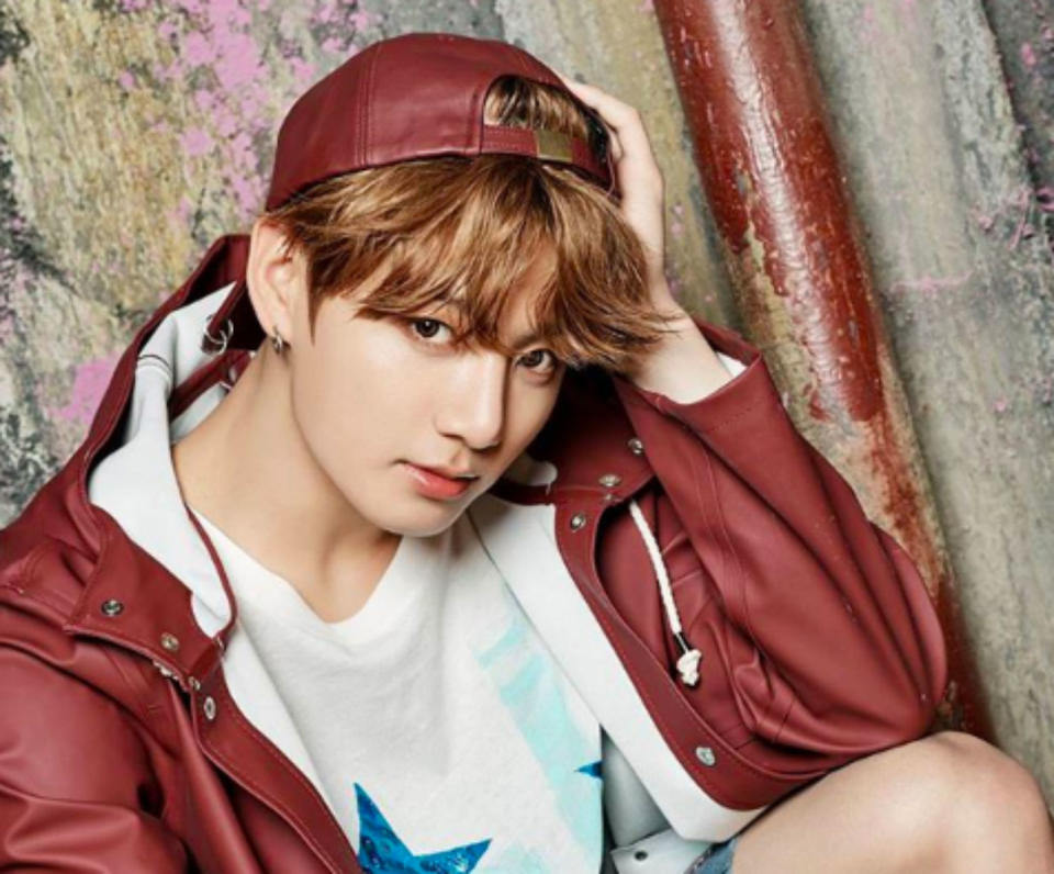 <p>La medalla de plata es para otro miembro de BTS, Jeon Jung-kook (Jungkook). ¡Menuda sorpresa! (Foto: Instagram / <a rel="nofollow noopener" href="https://www.instagram.com/p/BP-SXIwjTV5/" target="_blank" data-ylk="slk:@bts.bighitofficial;elm:context_link;itc:0;sec:content-canvas" class="link ">@bts.bighitofficial</a>). </p>