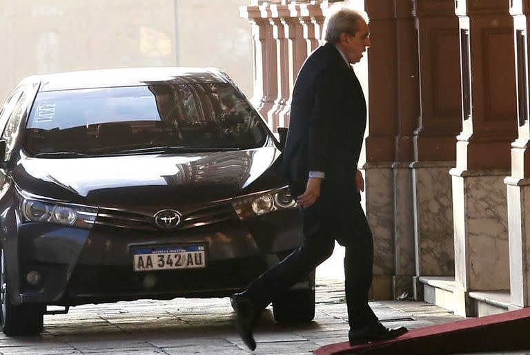 Los Ministros llegan a casa de Gobierno para la reunión de Gabinete.