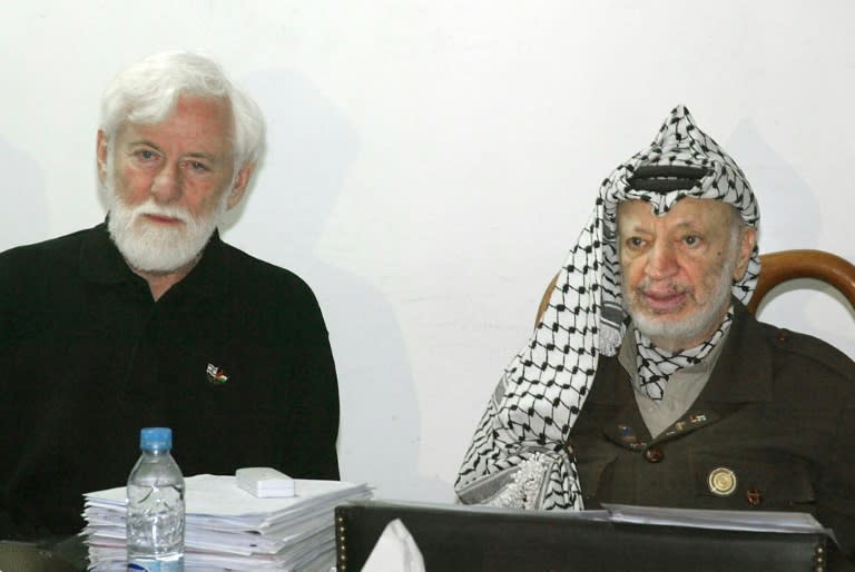 In this file photo taken on May 9, 2002, Palestinian leader Yasser Arafat (R) meets Israeli journalist and peace activist Uri Avnery at his office inside his partially destroyed compound in the West Bank city of Ramallah