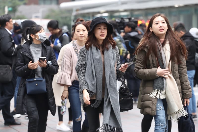 中央氣象局表示，21日強烈大陸冷氣團持續南下，越晚越冷，深夜中部以北及東北部降到約攝氏14、15度，其他地區約16到18度。圖為走在台北街頭的民眾穿著保暖衣物禦寒。中央社記者吳翊寧攝  108年1月21日