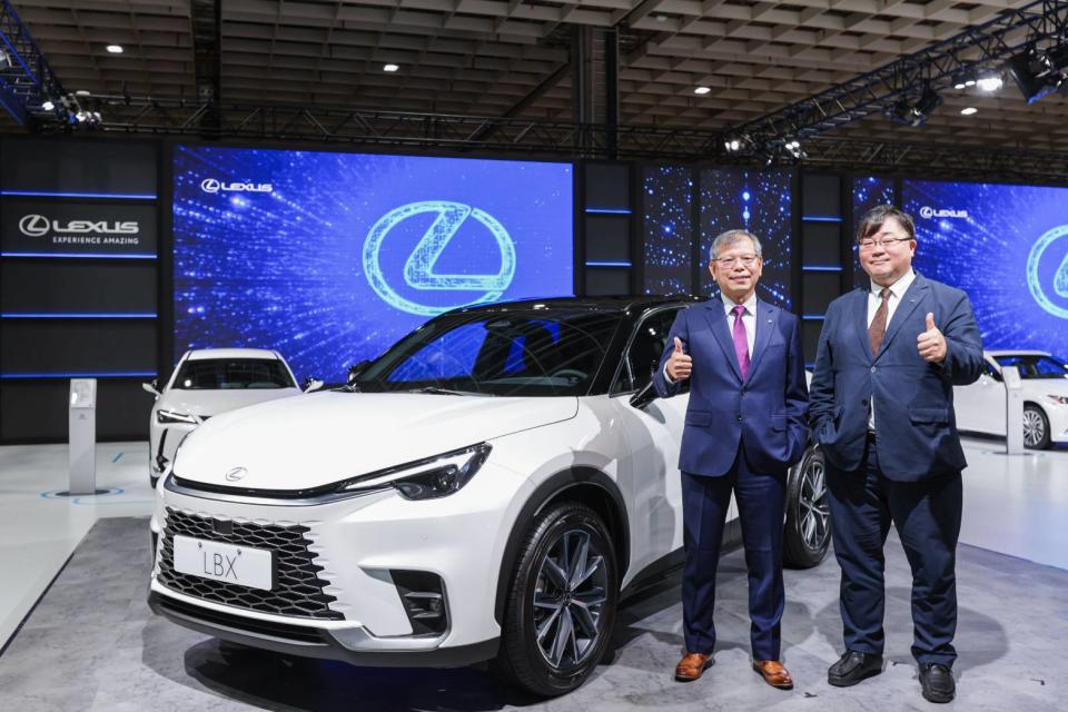 ▲Lexus LBX於2024台北新車暨新能源特展期間亮相，本部長賴光雄(左)公布預接單價(記者劉嘉菲翻攝)