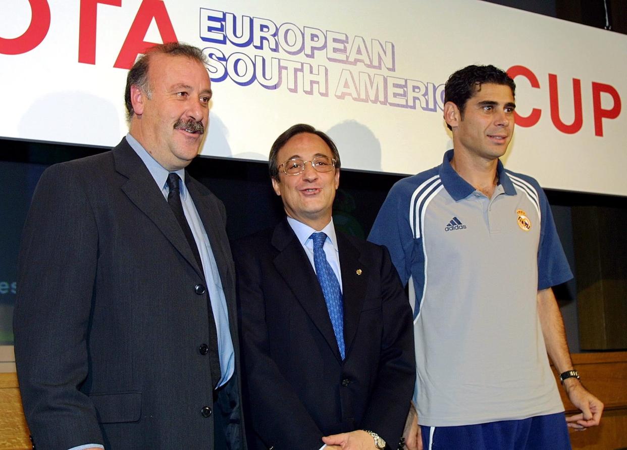 TOKYO, JAPAN:  Spanish club team Real Madrid head coach Vicente del Bosque (L), President Florentino Perez (C) and captain Femando Ruiz Hierro (R) pose for photographers after their press conference at a hotel in Tokyo 24 November 2000. Real Madrid, arrived here 24 November to compete for the Intercontinental Cup with Boca Juniors on November 28.  AFP PHOTO/Toshifumi KITAMURA (Photo credit should read TOSHIFUMI KITAMURA/AFP via Getty Images)