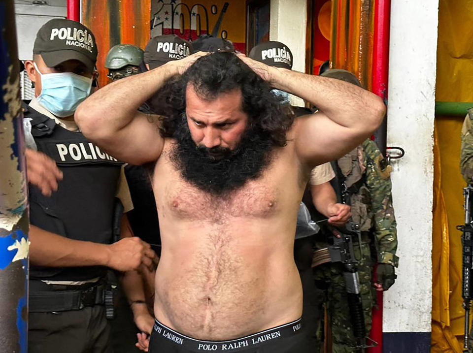 Cette photo a été publiée par les forces armées équatoriennes. Elle montre Adolfo Macias, chef du gang criminel Los Choneros, lors de son transfert vers le complexe de sécurité maximale The Rock, à l’intérieur du pénitencier de la zone n°8 à Guayaquil, en Équateur, le 12 août 2023.