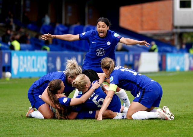 Chelsea players celebrate Fran Kirby's last-minute goal