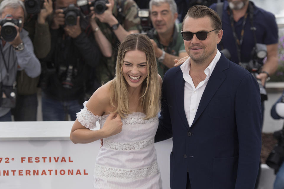 Los actores Margot Robbie y Leonardo DiCaprio posan con motivo del estreno de "Once Upon a Time in Hollywood" en el Festival de Cine de Cannes, el miércoles 22 de mayo del 2019 en Cannes, Francia. (Foto por Joel C Ryan/Invision/AP)