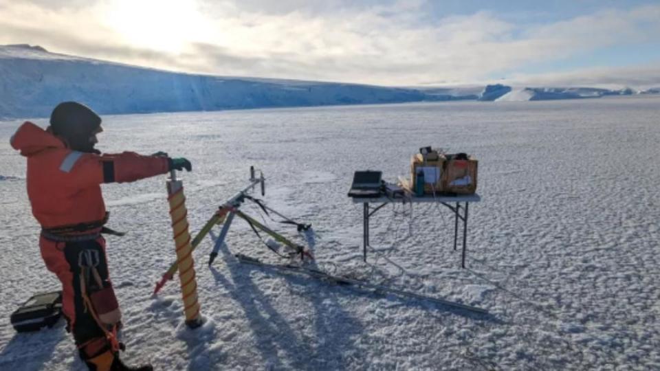 南極洲巨大的冰層調節著地球溫度，白色的冰面將太陽的能量反射回大氣層。（圖／翻攝自《BBC》）