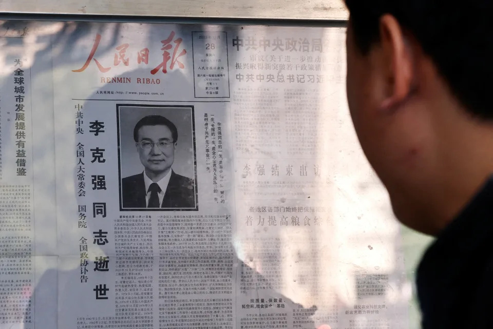 中國國務院前總理李克強27日凌晨在上海去世後，遺體已於當晚運抵北京。圖為大陸民眾28日在北京街頭公告 欄前閱讀李克強訃告。（路透社）