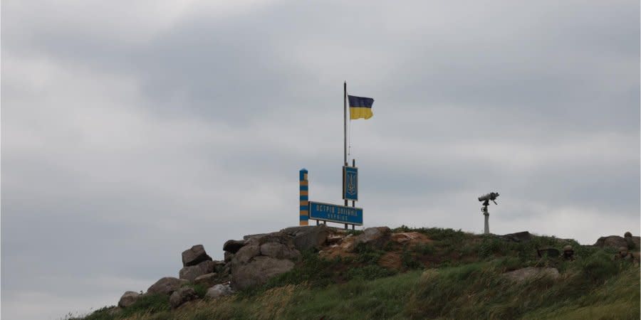 Ukrainian flag raised over Zmiinyi Island