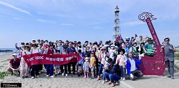 臺南在地淨灘團體臺南淨遊趣與台積電於國聖燈塔舉辦淨灘活動，吸引百餘人參與。（記者李嘉祥攝）