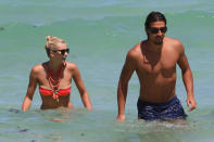 Das süßeste Paar am Platz strahlt auch im Urlaub: Sami Khedira und seine Verlobte Lena Gercke planschen im Meer vor Miami. (Bild: wenn)