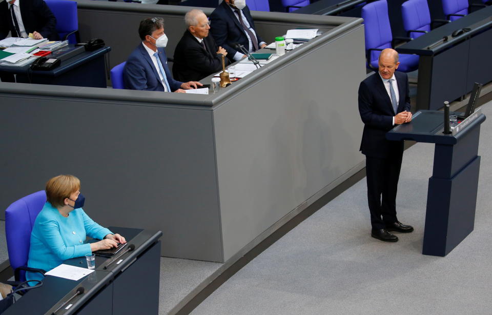 Olaf Scholz hat Merkels Platz auf der Regierungsbank im Blick (Bild: REUTERS/Michele Tantussi)