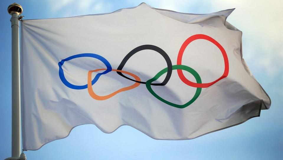在國際奧林匹克委員會(IOC) 鬆綁了部分在競賽期間的抗議規則後，參加東京奧運的運動員將被允許在賽前及賽後「表達他們的意見」，但頒獎台上則不行。