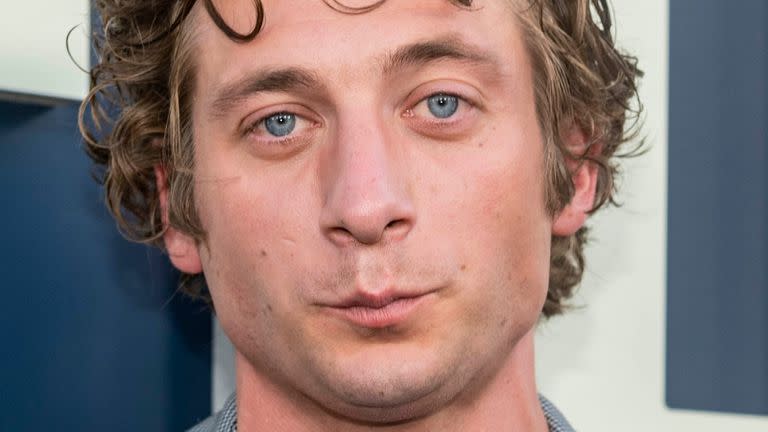 Jeremy Allen White y Rosalía fueron vistos en Los Ángeles durante una salida al cine y a comer y se dispararon los rumores de romance