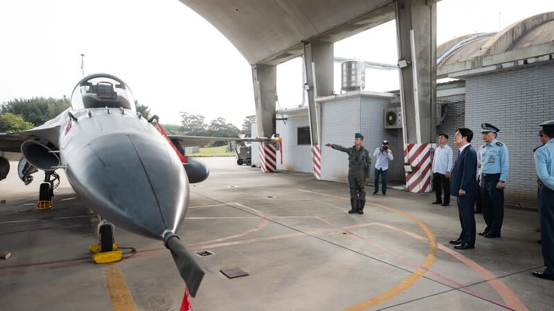 副總統賴清德訪視空防部隊  感謝國軍捍衛領空 副總統賴清德（左4）16日訪視「空軍防空暨飛彈指 揮部所屬部隊」及「空軍第三戰術戰鬥機聯隊」，聽 取相關任務簡報，同時感謝國軍堅守崗位捍衛領空。 （總統府提供） 中央社記者賴于榛傳真  113年4月16日 