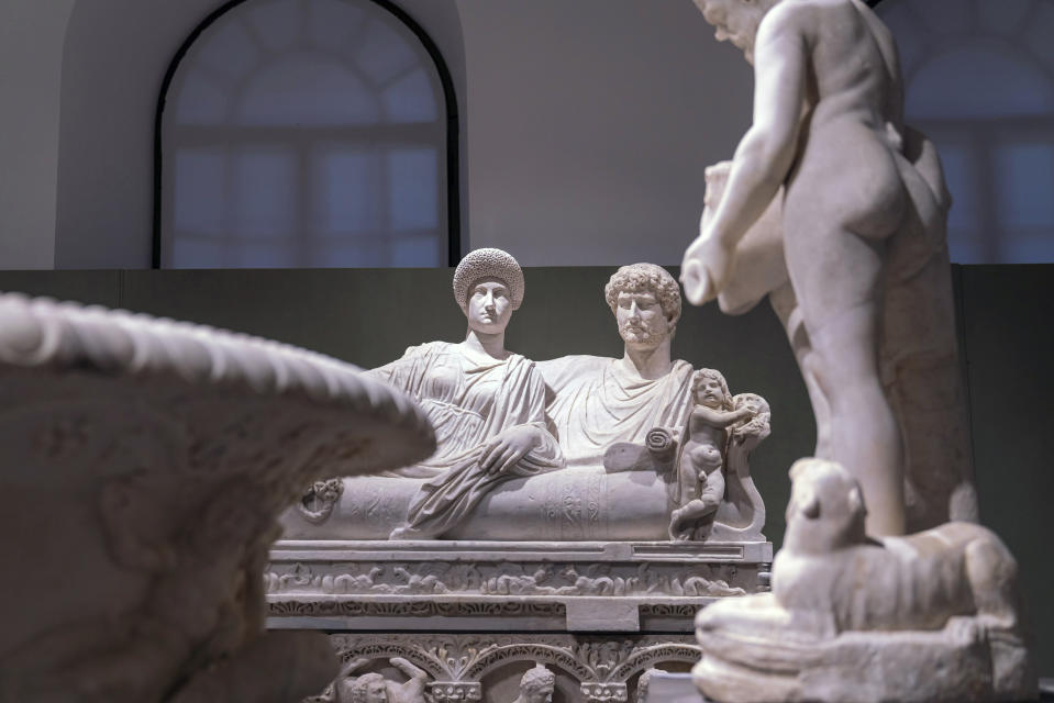 En esta foto sin fecha proporcionada el lunes 12 de octubre de 2020, estatuas antiguas de mármol griegas y romanas previo a una exposición en la recién remodelada Villa Caffarelli, uno de los espacios de exhibiciones en el Museo Capitolino con vista al antiguo Foro Romano, en Roma. (Fundación Torlonia vía AP)