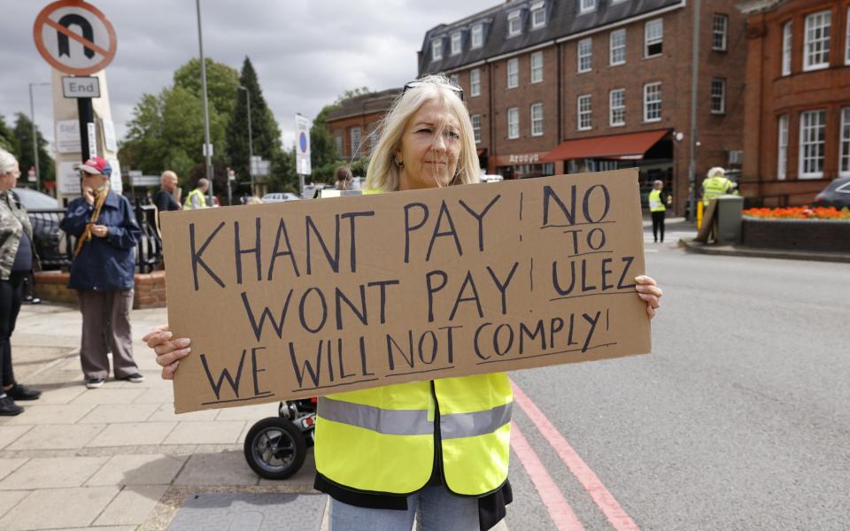 Ein Anti-Ulez-Demonstrant geht in Bromley auf die Straße