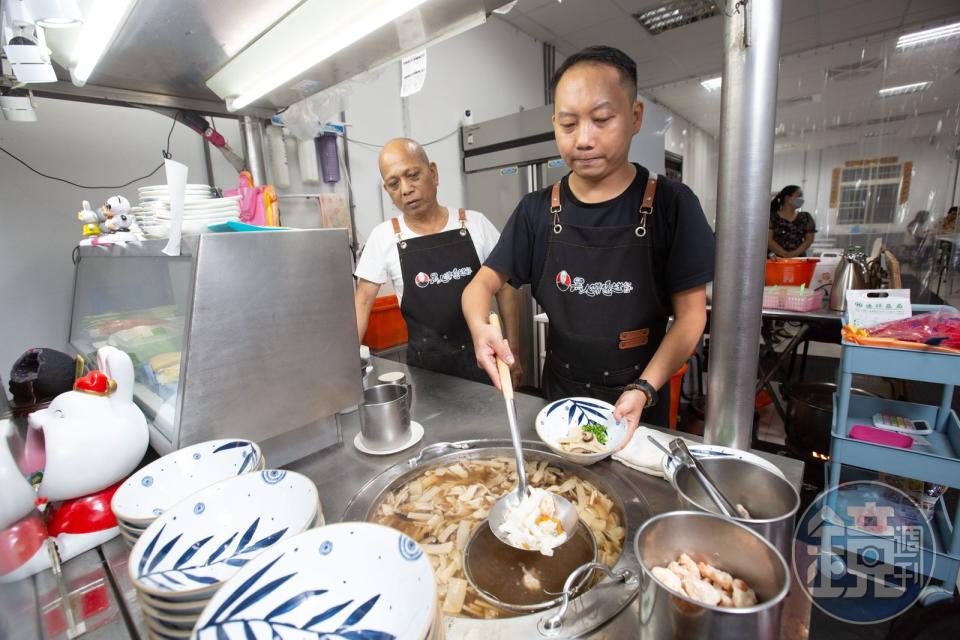 老總鋪師唐賢次（右）五十多年前在桃園街邊開始賣鼎邊趖，小兒子唐茂檳（左）7年前見父親年邁，辭去穩定工作，從頭學起接下老店。